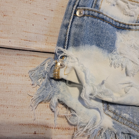 Bullhead Bleached Denim Shorts-SLOUCHY SHORT - Picture 5 of 10